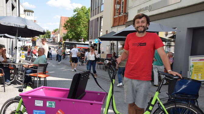 Streetworker Ruben Malina ist für das Tübinger Asylzentrum mit seinem auffallenden E-Lasten-Fahrrad in der ganzen Stadt, vor all
