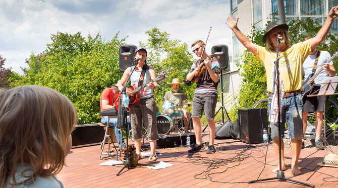 Die wöchentlichen Auftritte (hier die Bam-Bam-Band) vor der Kinderklinik bedeuten für die kleinen Patienten Abwechslung vom Kli