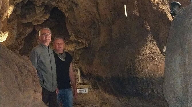 Walter Saur (links) und Frank Schüler sind Experten für die Olgahöhle.  FOTO: BÖHM
