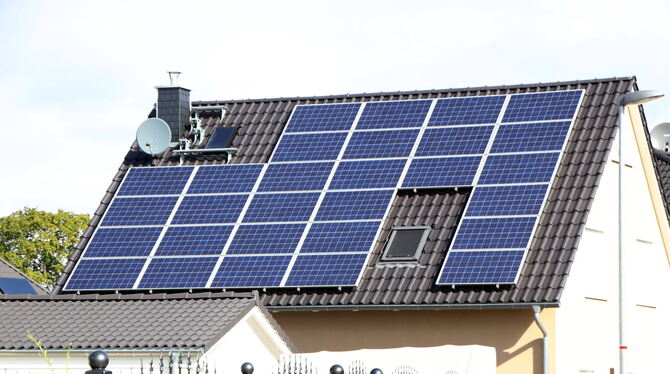 Strom aus Solarmodulen: »Flächenpotenzial haben wir genügend«, sagt Klimaschützer Felix Schneider. Die Dächer seien vorhanden, s