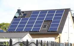 Strom aus Solarmodulen: »Flächenpotenzial haben wir genügend«, sagt Klimaschützer Felix Schneider. Die Dächer seien vorhanden, s