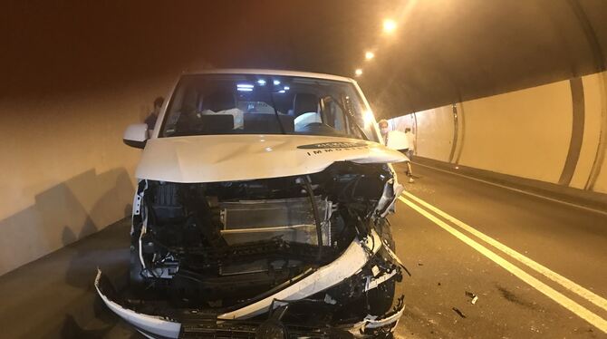 Sarah Zicklers VW-Bus an der Unfallstelle im Tunnel bei Meran: Alle Insassen blieben fast unverletzt. FOTO: ZICKLER