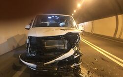 Sarah Zicklers VW-Bus an der Unfallstelle im Tunnel bei Meran: Alle Insassen blieben fast unverletzt. FOTO: ZICKLER