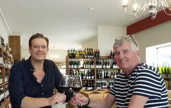 Es genüge wenig Vokabular, um einen Wein zu beschreiben, sagen Andreas Nübling (links) und Uwe Holwein.