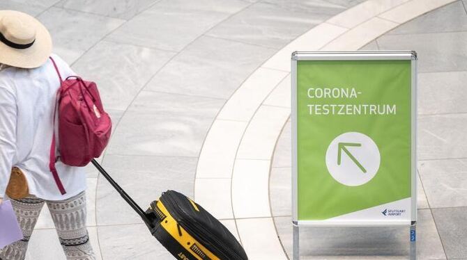 Ein Schild weist den Weg zum Corona-Testzentrum in Stuttgart.
