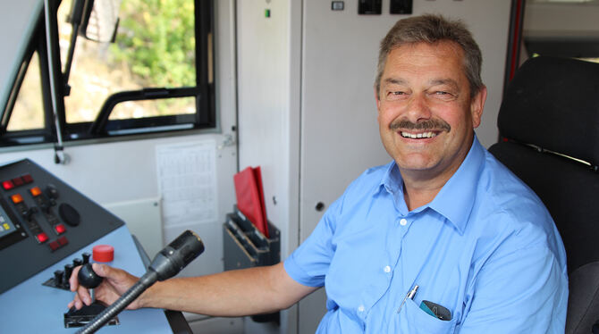 Gerhard Mutz ist seit 40 Jahren Lokführer. Seine erklärte Lieblingsstrecke ist die durchs Laucherttal. SWEG SÜDWESTDEUTSCHE LAND
