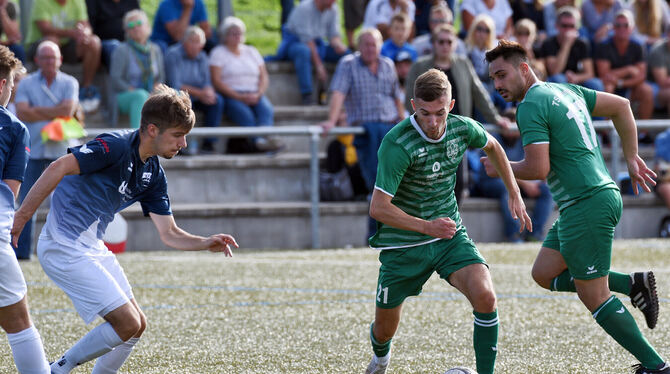 Wechselt innerhalb der Bezirksliga vom TSV Eningen zum SV Croatia Reutlingen: Ivo Covic (am Ball).  FOTO: EIBNER