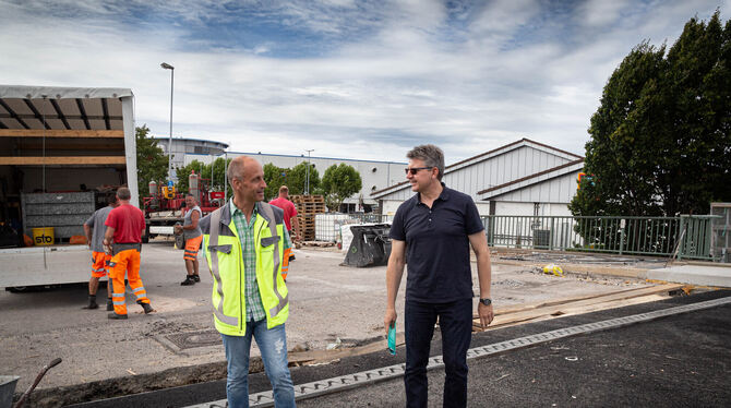 Zwei, die stolz sein dürfen, lächeln sich an: Peter Nill (links) und Bernd Eger haben bei der Sanierung all ihre Ziele erfüllt.