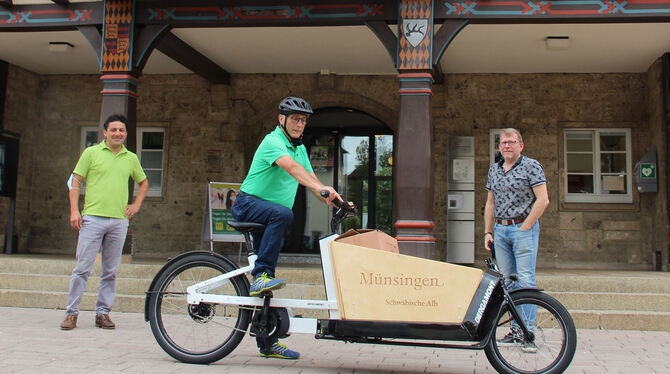 Erwin Niederstrasser fährt die Post der Stadt Münsingen mit dem Lastenfahrrad aus. Über den Beitrag zur umweltfreundlichen Mobil