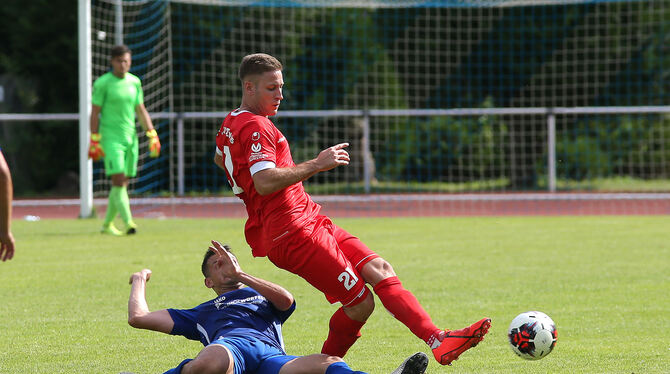 Erzielte den zweiten Treffer für den SSV Reutlingen: Frederick Mohr (rotes Trikot).   FOTO: BAUR