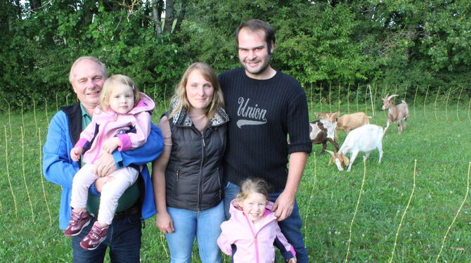 Die ganze Familie: Edgar Schrade mit der zweijährigen Enkelin Lena, seiner Tochter Tatjana, deren Mann Matthias Storr und der dr