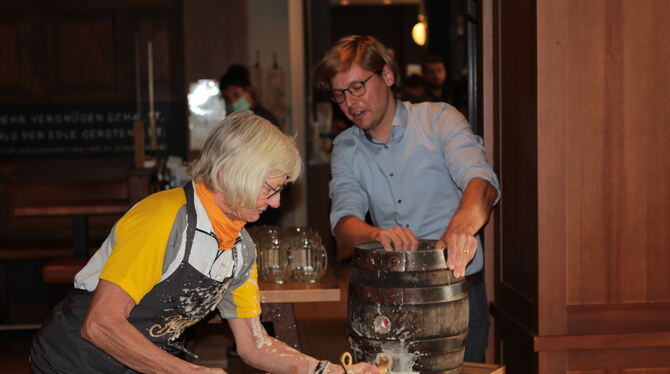 Fassanstich: Ingrid Klocker durfte eine Zusatz-Erfahrung machen, Franz Weisser von der Berg-Brauerei assistierte.