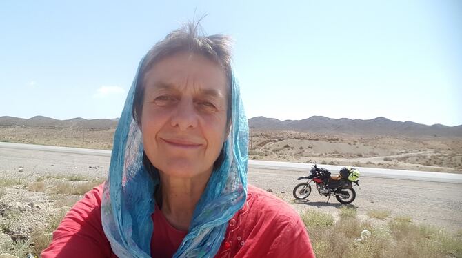 Über 18 Grenzen hinweg war Margot Flügel-Anhalt mit ihrer Enduro in Zentralasien unterwegs. VERLEIHFOTO: STREETSFILM