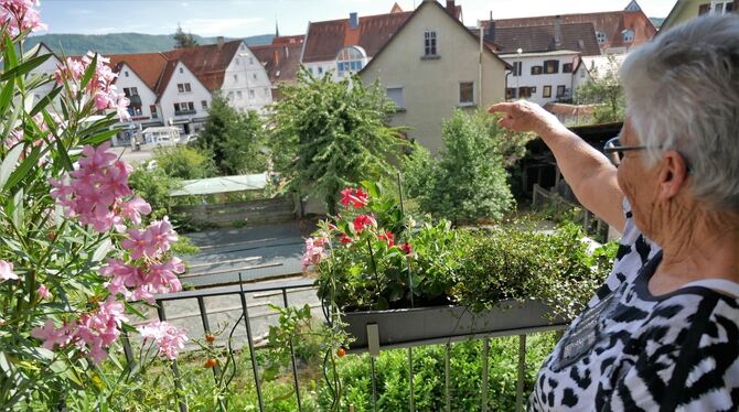 Sigrid Herb wohnt in der Nürtinger Straße: Sie zeigt auf das Haus, neben dem ein Hahn lebt, der ihr und anderen das Leben schwe