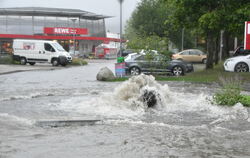 Land unter in Bodelshausen. Die für viele Millionen Euro gebauten Rückhaltebecken haben ein Hochwasser nicht verhindern können.