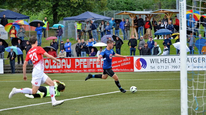 Dominik Früh (am Ball) hat das 1:0 auf dem Fuß. Aber TSG-Abwehrchef Lukas Hartmann (links) kratzt mit einer Grätsche den Ball no