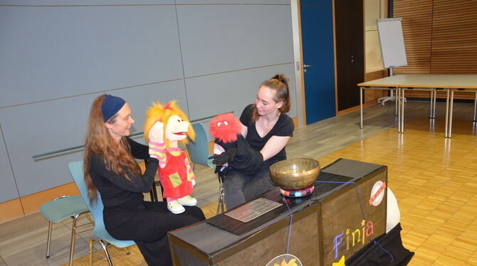 Die Puppenspielerinnen in Aktion: Stefanie Braun (links) und ihre Tochter Maya. FOTO: OTT