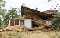 Nur etwa drei Minuten tobte ein orkanartiger Sturm über Trailfingen und hat massive Schäden verursacht.  FOTO: LENK
