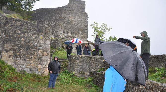 Der Regen schmälerte das Interesse nicht: Michael Kienzle (rechts) nahm die Besucher mit auf eine Reise in die Vergangenheit. FO