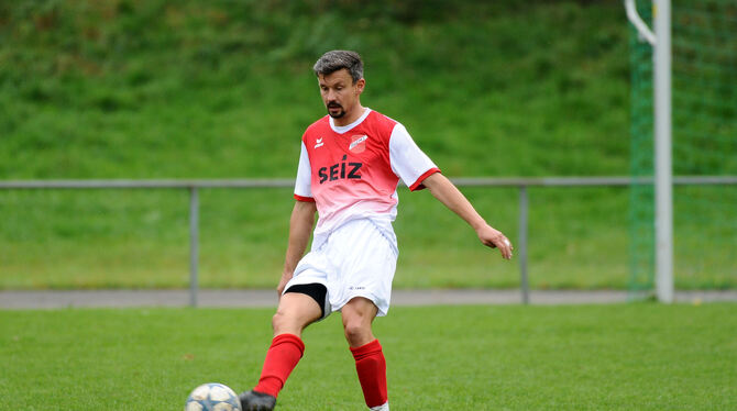 Martin Franz (TSV Glems) verwandelt einen Elfmeter gegen den SV Gniebel.  FOTO: BAUR