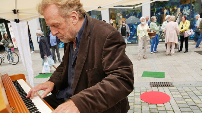 Johannes Fischer ist Gründungsmitglied des Vereins Streetpiano. Er präsentierte beschwingten Boogie-Woogie.  FOTO: LEISTER