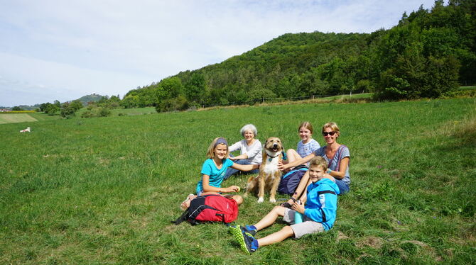 Klimaschutz darf Spaß machen, zum Beispiel bei der Picknick-Pause auf der Wiese (von links): Rike, Cornelia Eberle, Tommy, Jette
