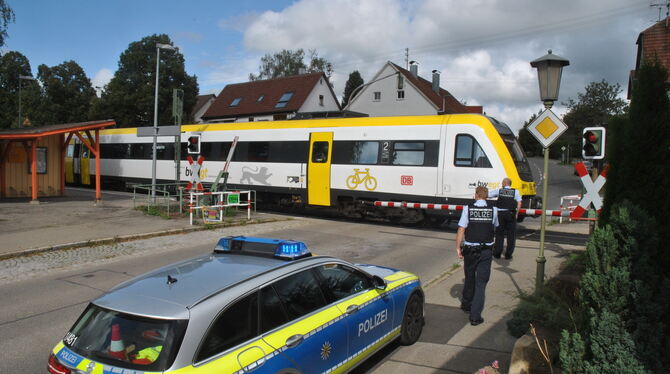 Polizei sichert den Bahnübergang in Belsen, weil die Schrankenanlage am Montag defekt war. Züge konnten nur im Schritttempo die
