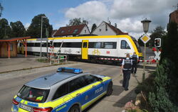 Polizei sichert den Bahnübergang in Belsen, weil die Schrankenanlage am Montag defekt war. Züge konnten nur im Schritttempo die 