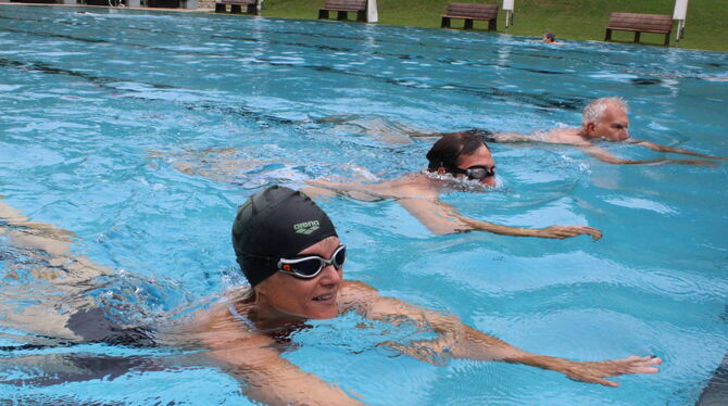Schwimmen, radfahren (unten links), laufen: Sandra Bleher testet die Strecke für den Mini-Triathlon.  FOTO: FISCHER