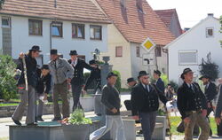 Im Spinnermarsch über den Brunnen: In Melchingen wurde ein Handwerksbursche traditionell auf die Walz geschickt. FOTO: BARTH