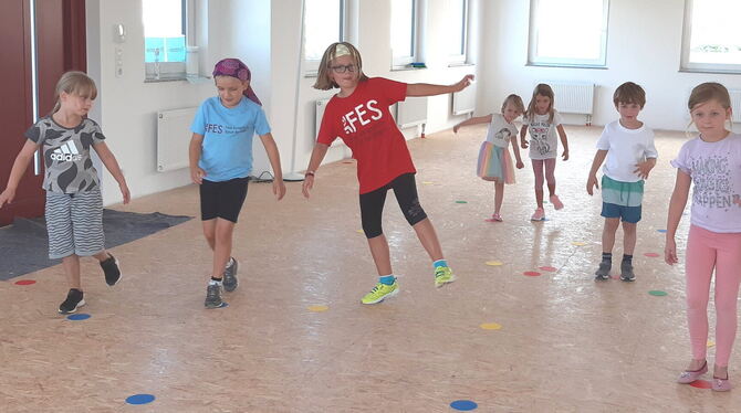 Bilanz Sommerfit-Programm Dettingen: Balanceübungen gehörten zum Kinderprogramm. FOTO: KATZMAIER Bilanz Sommerfit-Programm Dettingen: Balanceübungen gehörten zum Kinderprogramm. FOTO: KATZMAIER