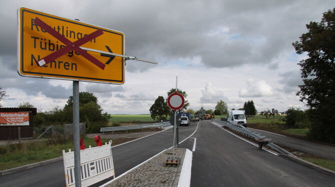 Die neue Straßenbrücke an der L 384 von Mössingen nach Nehren ist mit einem Monat Verzögerung durch coronabedingte Arbeitsauflag