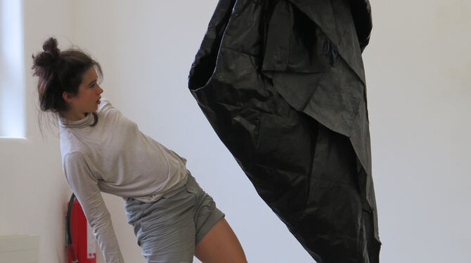 Auf Linie: Tänzerin Selina Koch nimmt sich in der Ausstellung »Pausen« ein Beispiel am Kunstobjekt aus Kohlepapier. FOTO: STEINR