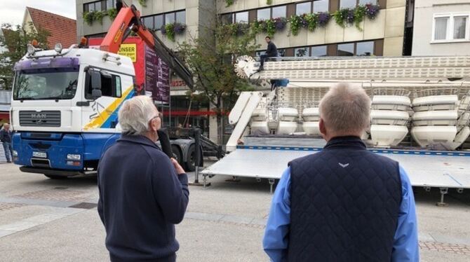 Zwei staunende Passanten und ein Riesenrad auf dem Tieflader: Herwig (links) und Kurt beim Fachsimpeln.