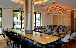 Bodentiefe Fenster, Holz und Messing: Die »Alte Bank« ist für tagsüber und abends gestaltet.