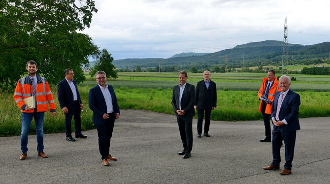 Ortstermin zur Information über den weiteren Ausbau der B 27 um Mössingen im Juni, mit Bürgermeistern und Vertretern des Tübinge