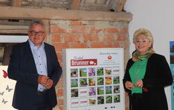 Minister Guido Wolf und Traudl Brunner in der Spielscheune, die zum Ferienhaus »Albtraum« der Familie Brunner gehört.  FOTO: BLO