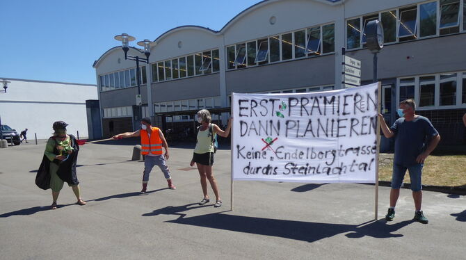 Protest gegen die neue B 27 bei der Verleihung des Streuobstpreises auf dem Pausa-Areal in Mössingen. FOTO: LENSCHOW