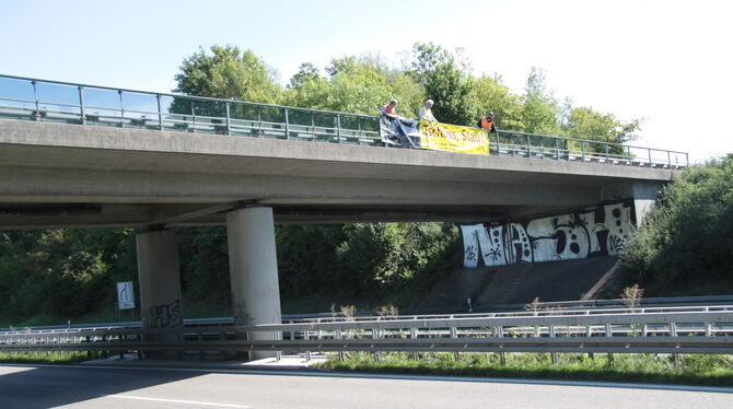 Die neuen Banner als Werbung für die künftige Regio-Stadtbahn hängen an der Brücke über der B 27 bei Bodelshausen.  FOTO: MERKLE