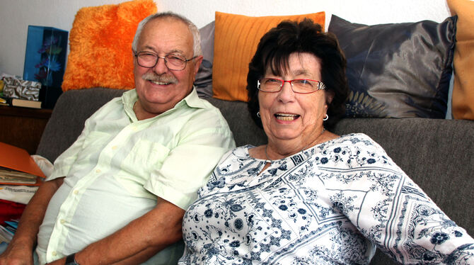 Gerhard Bohnet und seine Schwester Erika Maria Theresia Steibl haben sich nach 75 Jahren endlich wieder gefunden.  FOTO: LEIPPER