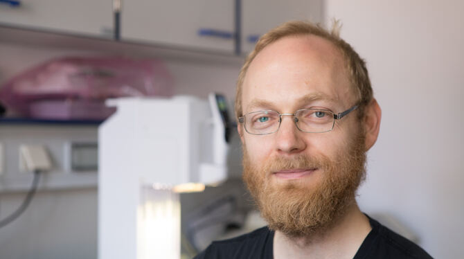 Christoph Ratzke nutzt Bakterien als lebende Medikamente.  FOTO: FRIEDHELM ALBRECHT/UNI TÜBINGEN