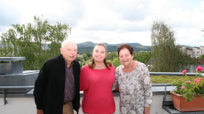 Kurt-Wilhelm und Hannelore Ruoff und mit ihrer Enkelin Janina Haug. FOTO: DÖRR