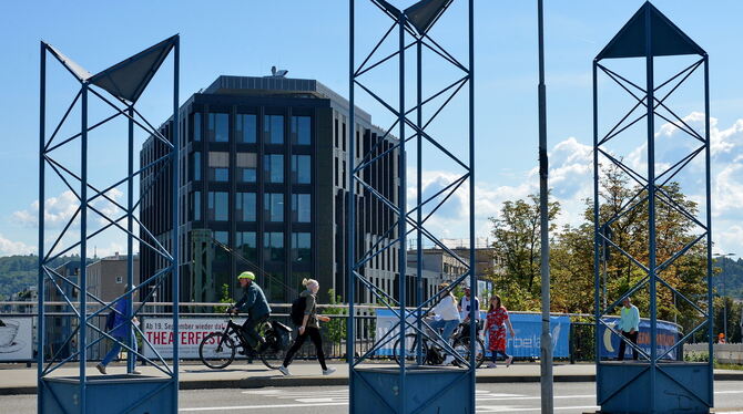 Die Westpitze am Güterbahnhof-Areal. Davor das Kunstobjekt von Dieter Luz an der Blauen Brücke. Foto: Niethammer