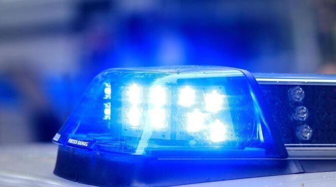 Ein Fahrzeug der Polizei ist mit Blaulicht im Einsatz