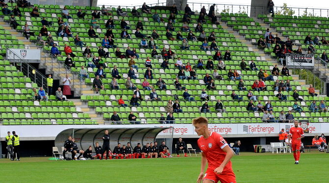 Am Ball: Tim Schwaiger vom SSV Reutlinger in der Saison 2020/21 vor 460 zugelassenen Zuschauern im Kreuzeiche-Stadion in Reutlin
