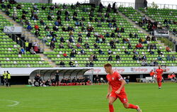 Am Ball: Tim Schwaiger vom SSV Reutlinger in der Saison 2020/21 vor 460 zugelassenen Zuschauern im Kreuzeiche-Stadion in Reutlin