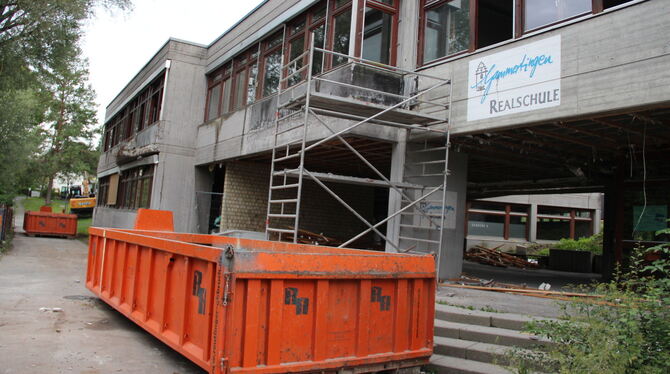 Sieht nach Abbruch aus, ist aber eine Sanierung: Das frühere Realschul-Gebäude der Laucherttalschule wird aufwendig modernisiert