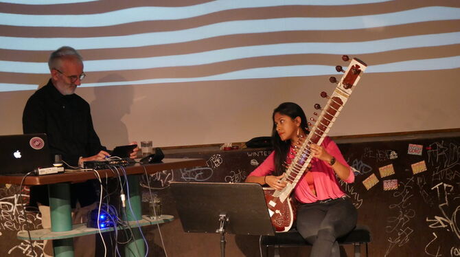 Londoner Duo beim Map & Fold Festival: Nick Rothwell (Live Coding) und Shama Rahman (Sitar).  FOTO: MORAWITZKY