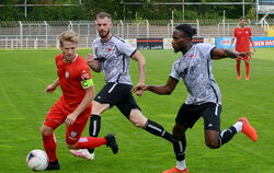 Unter Druck: Pierre Eiberger. Die Göppinger Gentian Lekaj (Mitte) und Jeffrey Idehen attackieren den SSV-Kapitän.  FOTO: NIETHAM