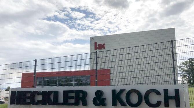 Ein Schild mit der Aufschrift »Heckler & Koch«. Ein Schild mit der Aufschrift »Heckler & Koch«.